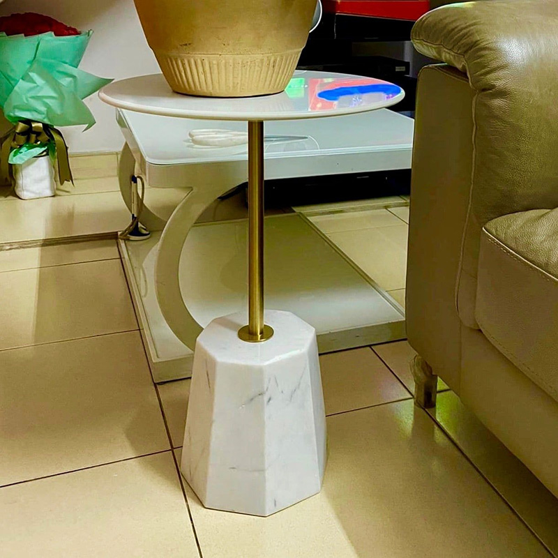 Bàn cạnh sofa đế đá trắng, trụ inox 304 mạ vàng, mặt đá trắng BC207