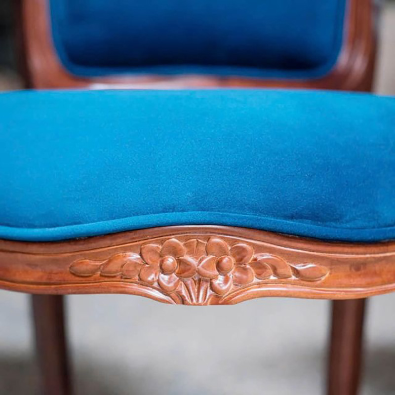 Ghế Louis bông mai có tay tựa bọc vải nhung gỗ cao su GA129