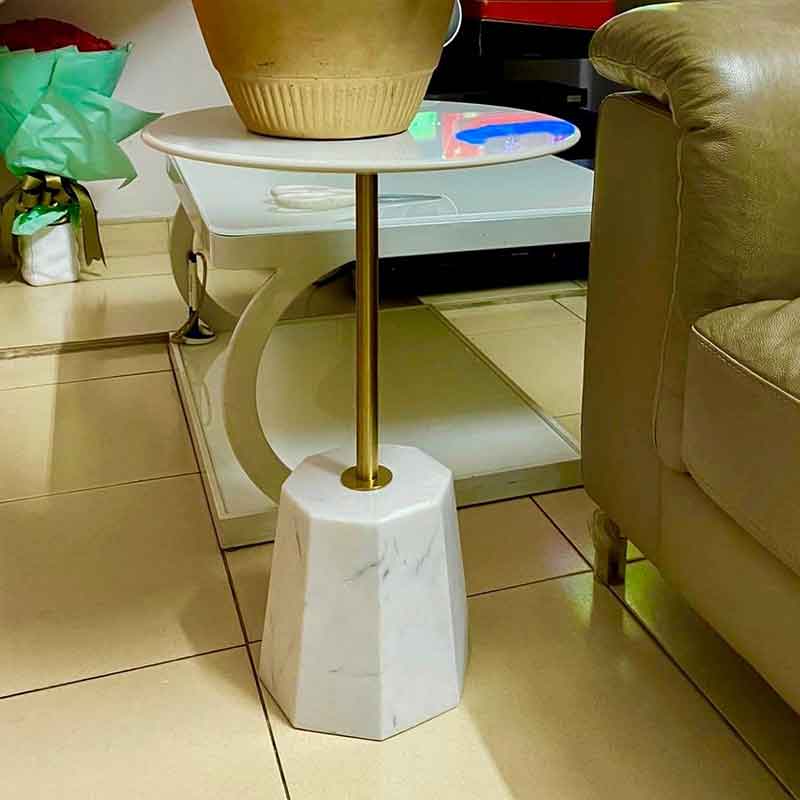 Bàn cạnh sofa đế đá trắng, trụ inox 304 mạ vàng, mặt đá trắng BC207