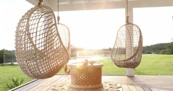 Nên chọn xích đu mây tự nhiên hay xích đu mây nhựa?